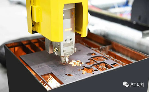 威客电竞VKGAME10米大幅面龙门光纤激光切割机细腻圆孔高品质切割