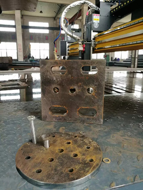 路灯生产厂家用威客电竞VKGAME数控等离子切割机现场切割的工件