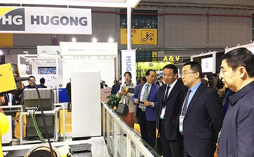 河南省鹤壁市市长莅临威客电竞VKGAME意大利CEA展位