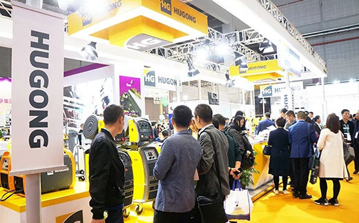 第二届进博会威客电竞VKGAME意大利CEA展位数字化焊机很受接待